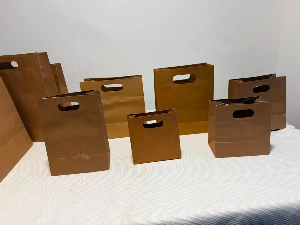 Bolsas de papel kraft con manija troquelada, sin imprimir, en varios tamaños