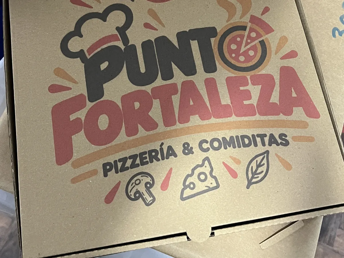 Caja de pizza kraft cerrada con el logo de una pizzería impreso a color en la tapa