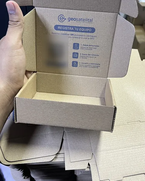 Caja de envío abierta con instrucciones impresas en azul por dentro de la tapa