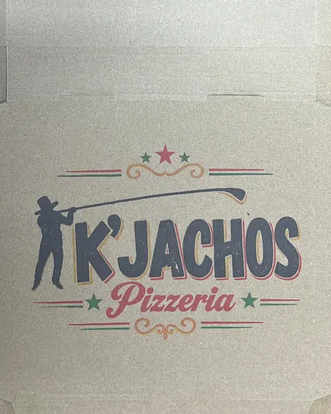 Plancha abierta de caja de pizza kraft con el logo de una pizzería impreso a color en la tapa y en los costados