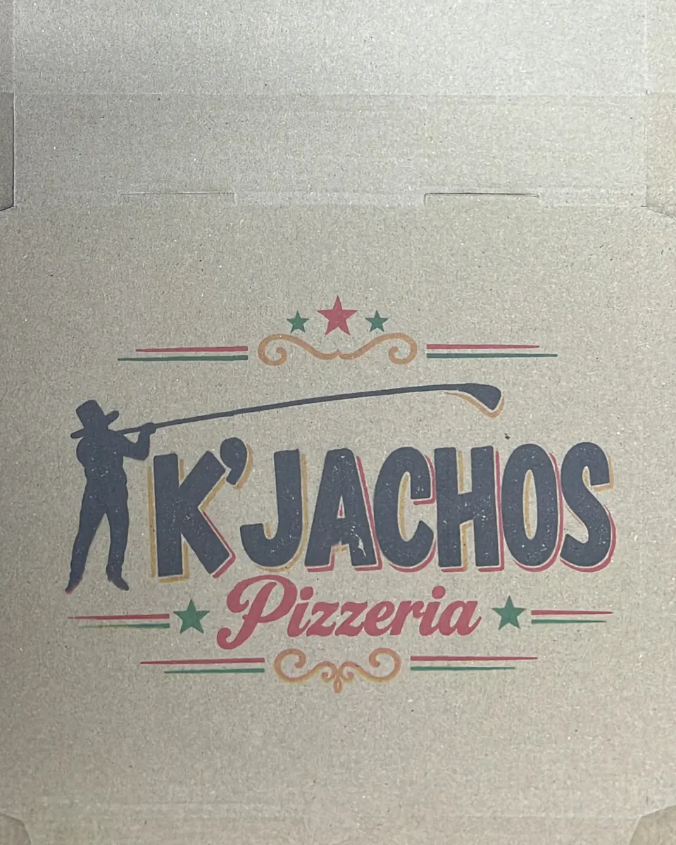 Plancha abierta de caja de pizza kraft con el logo de una pizzería impreso a color en la tapa y en los costados